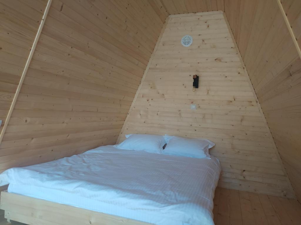 科洛恰瓦Shalet的木墙客房的一张床位