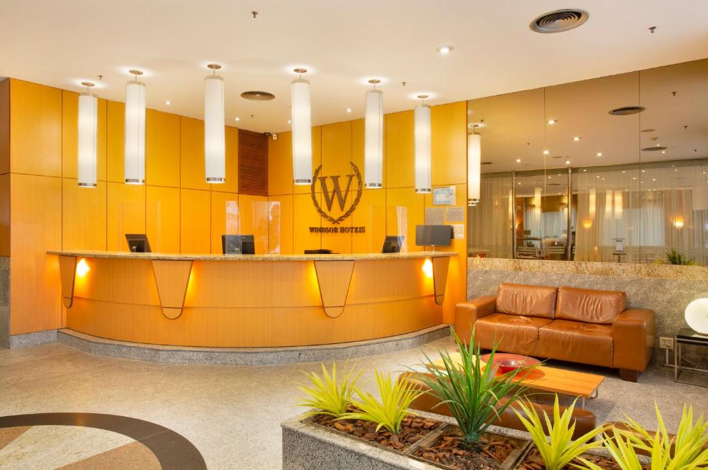 里约热内卢Windsor Asturias Hotel的带沙发的大堂和前台