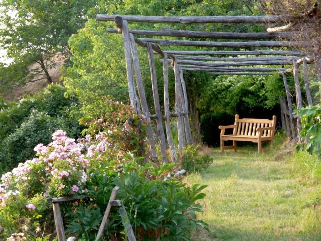 PrascoB&B Al Giardino Dei Mandorli的花园内带长凳的木凉亭