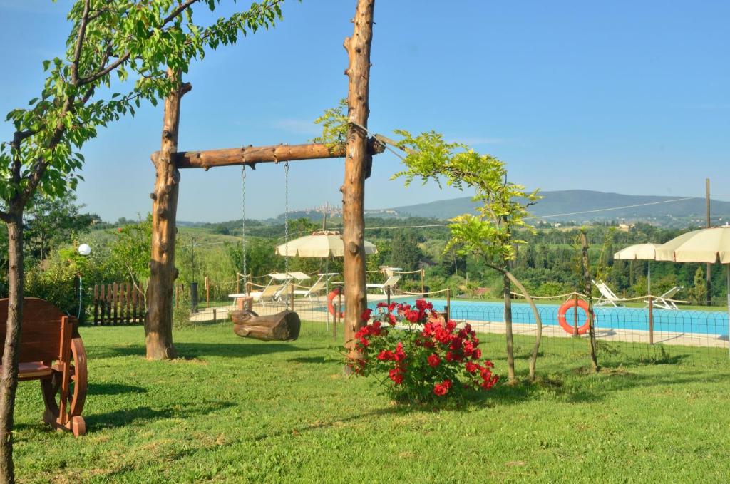 圣吉米纳诺安东内拉乡村旅馆的一个带秋千和游泳池的花园