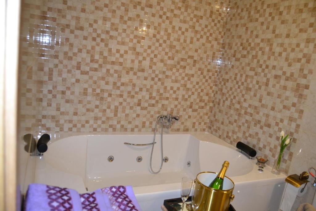 Bernúy-Salinero厄尔多尔蒙乡村民宿的浴室设有浴缸和淋浴。