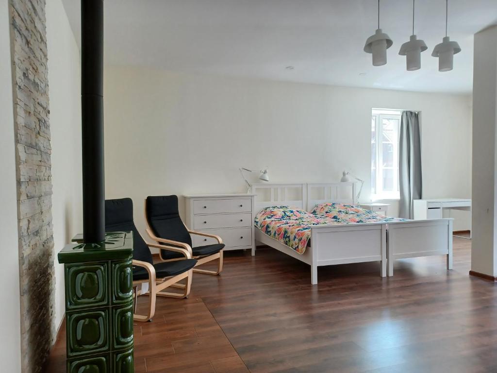 耶德库安特Namai Juodkrantėje的一间卧室配有一张床、一张桌子和两把椅子