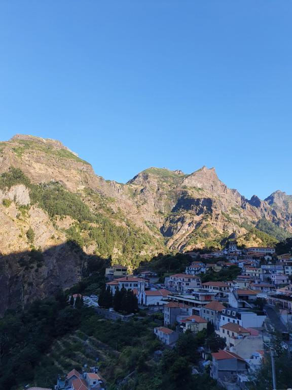 库拉尔-达斯弗雷拉斯Coração da Madeira的山丘上的小镇,以山丘为背景