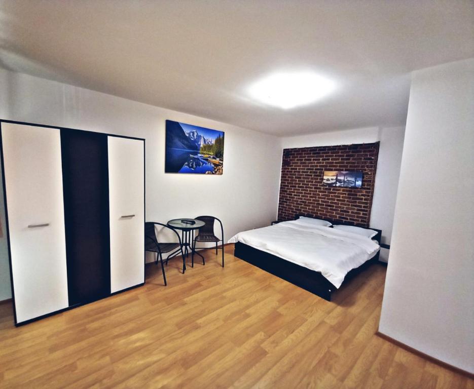 布拉索夫Camere in regim hotelier的一间卧室配有一张床和一张桌子