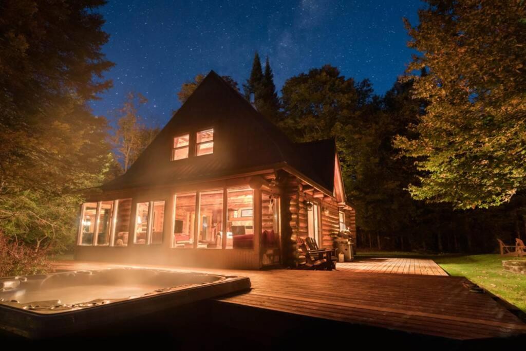 苏必利尔湖The Beaver Lodge by Escapades Tremblant的房屋设有甲板和热水浴池
