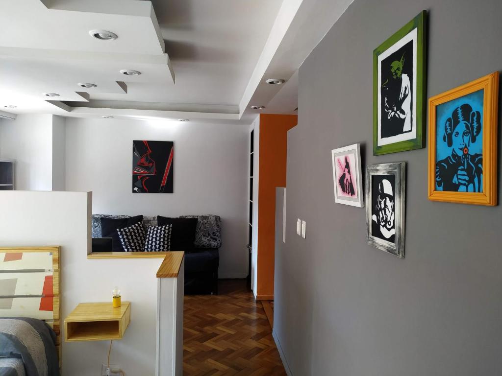 布宜诺斯艾利斯Departamento Unico en Recoleta !! Ubicacion Excelente.的客厅配有沙发和墙上的绘画