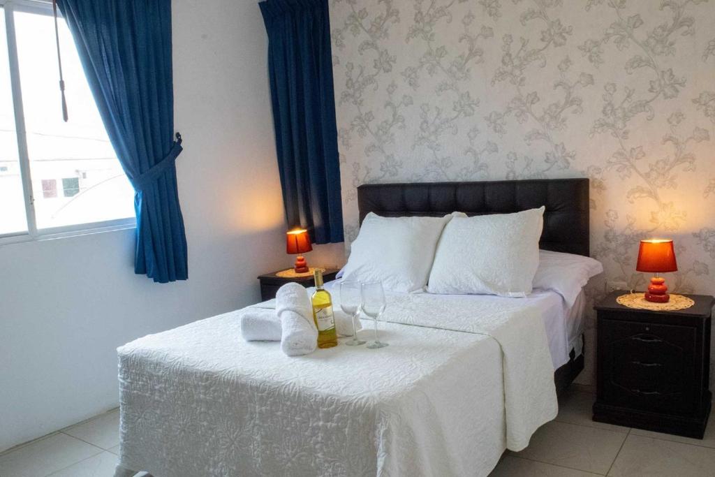 普拉亚斯Hotel Valeritos的一间卧室配有一张带毛巾和两盏灯的床。