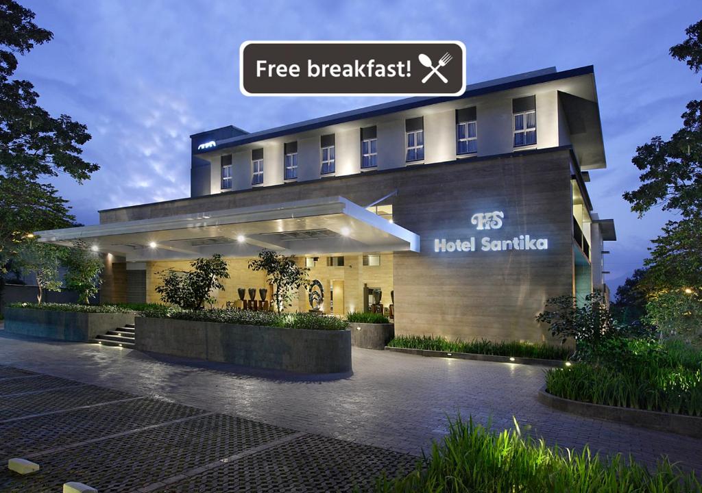 马塔兰马塔兰山提卡酒店的一座建筑,上面有阅读免费早餐的标志