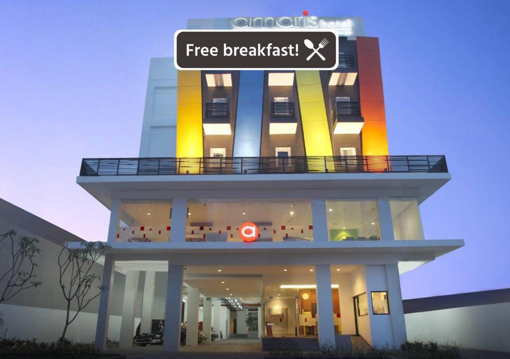 玛琅爱玛黎丝马朗酒店的上面有免费早餐标志的建筑