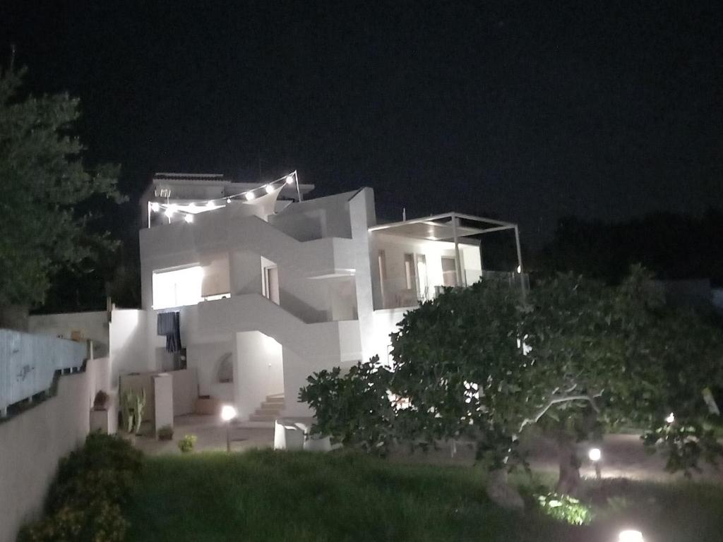 圣玛丽亚巴格诺la meridiana 2的夜晚有灯的白色房子