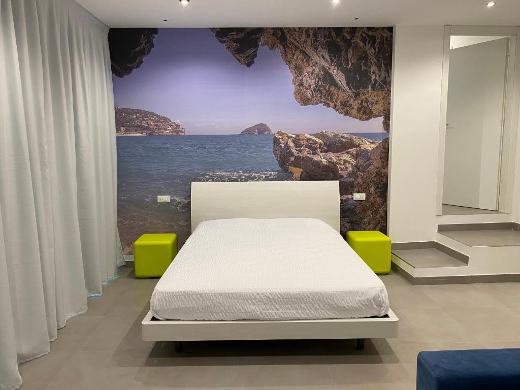 贝尔杰吉Torre del mare Rooms的一间卧室设有一张床,享有海景