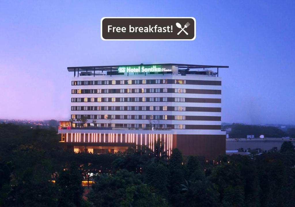 塞尔蓬普瑞米尔宾塔罗珊迪卡酒店的上面有免费早餐标志的建筑