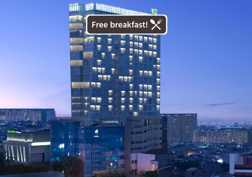 雅加达萨提卡高级哈亚乌鲁雅加达酒店的上面有免费早餐标志的高楼