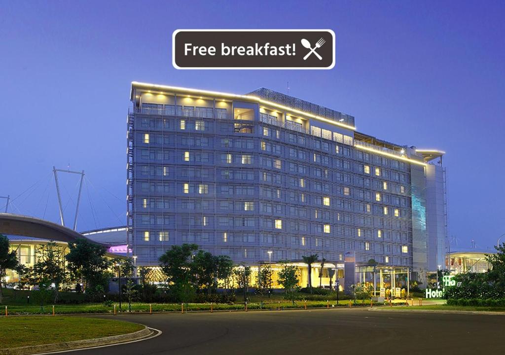 塞尔蓬BSD城ICE珊迪卡酒店的一座大建筑,上面标有阅读免费早餐的标志
