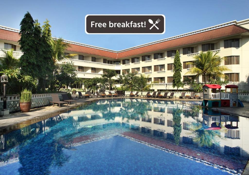 日惹桑提卡普雷米埃尔日惹酒店的酒店前的游泳池