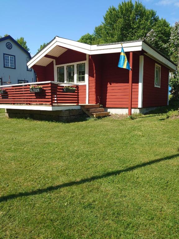 ÖsterfärneboNatursköna Gysinge的前面有旗帜的红色房子