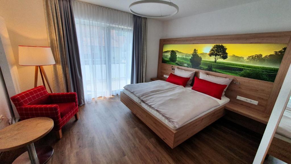 LauchringenDer Adler的酒店客房,配有一张床和一张红色椅子
