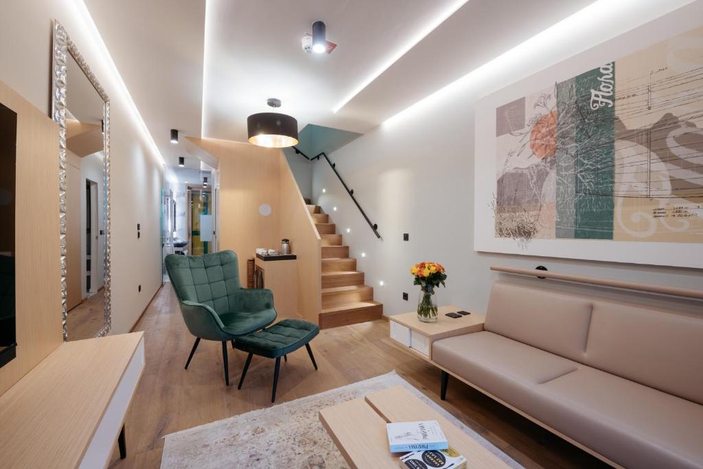 多布尔纳Spa Suite Dobrna - Terme Dobrna的带沙发和楼梯的客厅