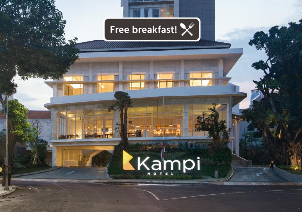 泗水Kampi Hotel Tunjungan - Surabaya的前面有标志的建筑