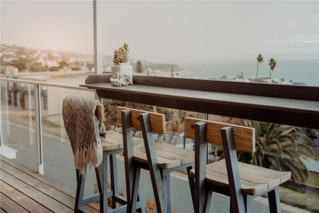 莫塞尔湾水上码头宾馆的海景阳台上的桌椅