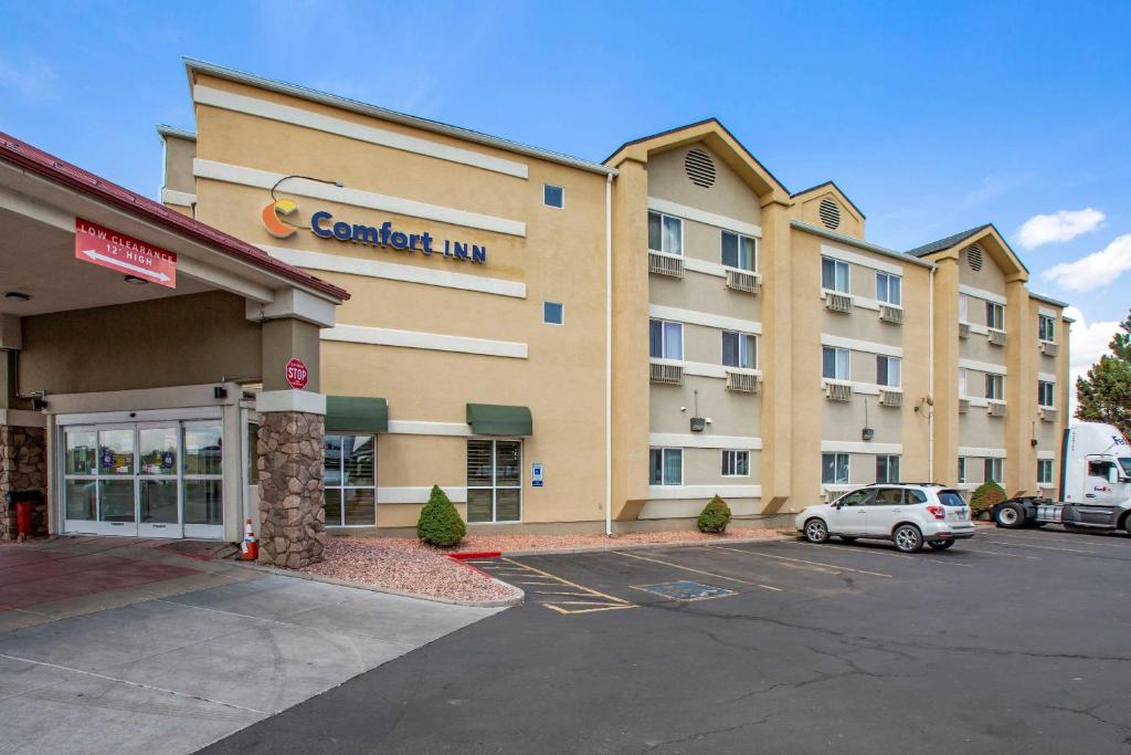 弗拉格斯塔夫Comfort Inn Flagstaff Lucky Lane I-40的停在酒店前的停车场