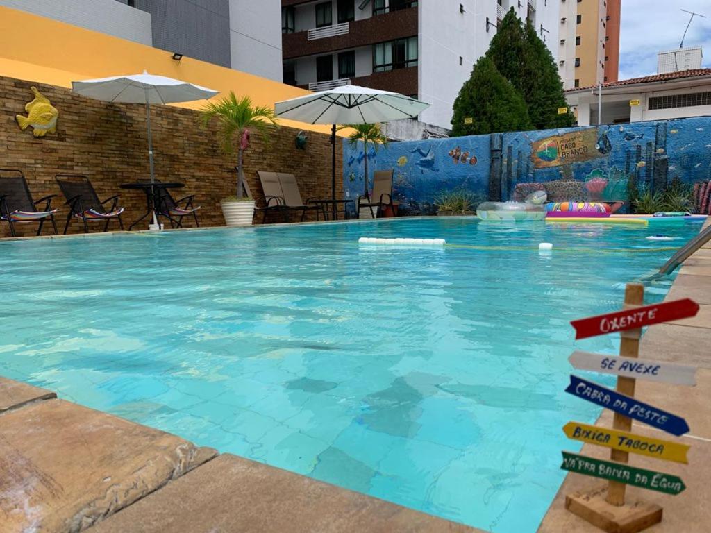若昂佩索阿卡博布兰科酒店的水中设有标志的大型游泳池