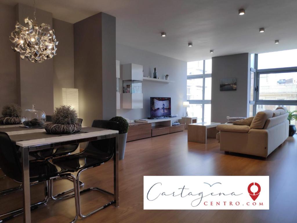 卡塔赫纳Cartagena Centro的客厅配有桌子和沙发