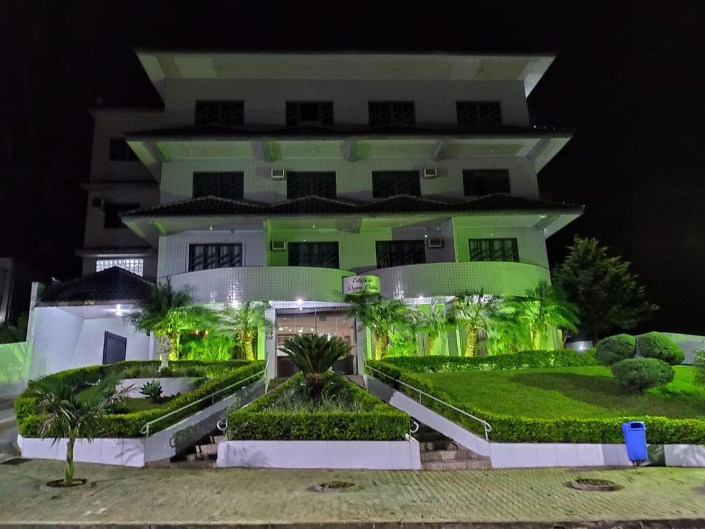 普鲁登托波利斯Elite Palace Hotel的前面有绿色植物的大白色房子