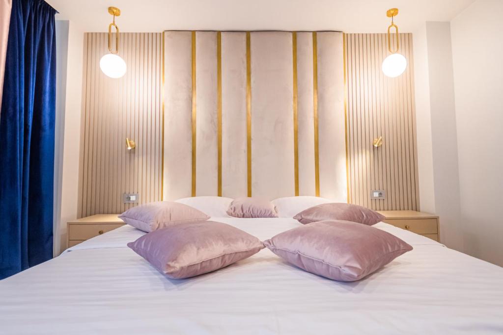 弗尔蒂切尼爱丽丝星庄园酒店的床上有三个枕头