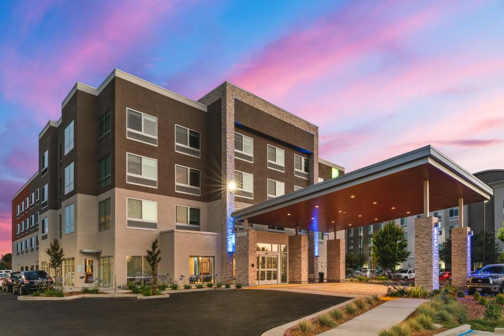 Suisun CityHoliday Inn Express & Suites - Suisun City, an IHG Hotel的酒店前方的 ⁇ 染