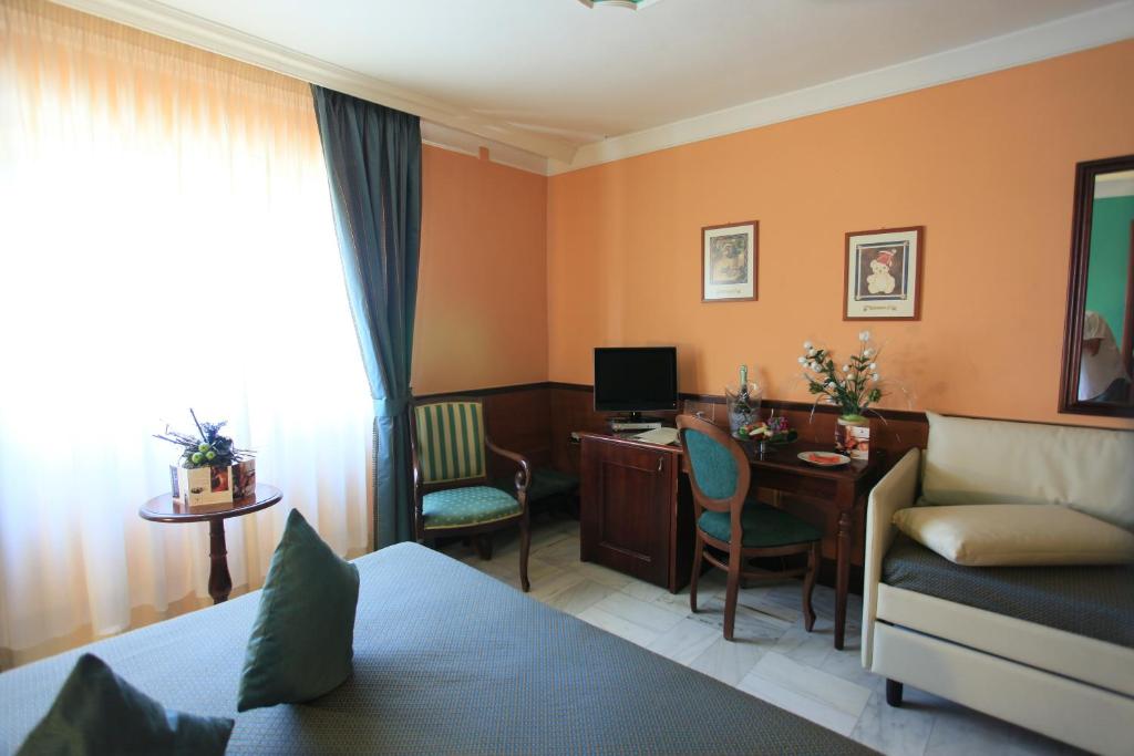 卢切拉Balconata 2.0 Banqueting & Accommodations的酒店客房配有一张床和一张带电脑的书桌