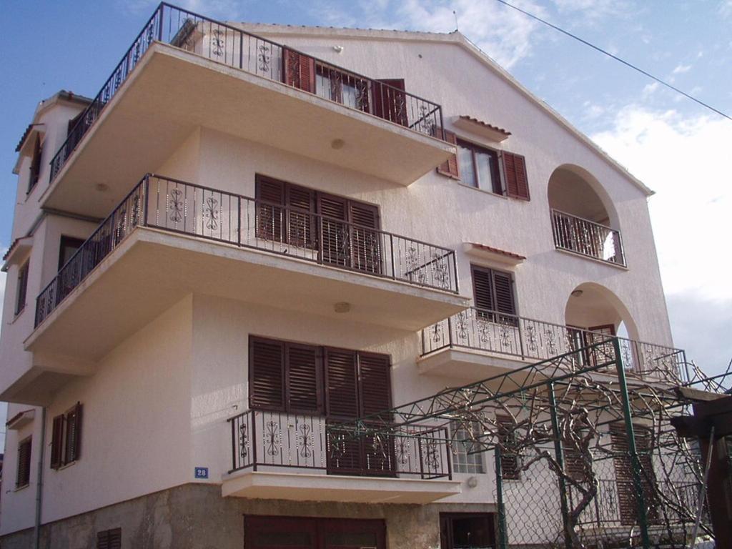 扎达尔伊万卡公寓的一座高大的白色建筑,设有阳台