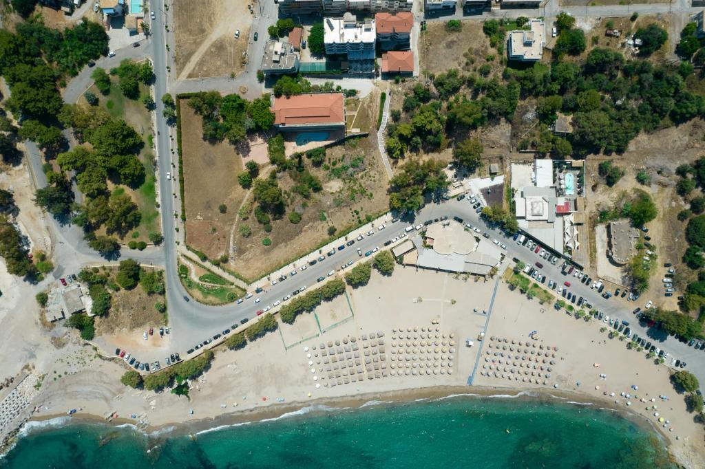 基帕里夏Elegant Beach Hotel的享有海滩空中美景和度假胜地