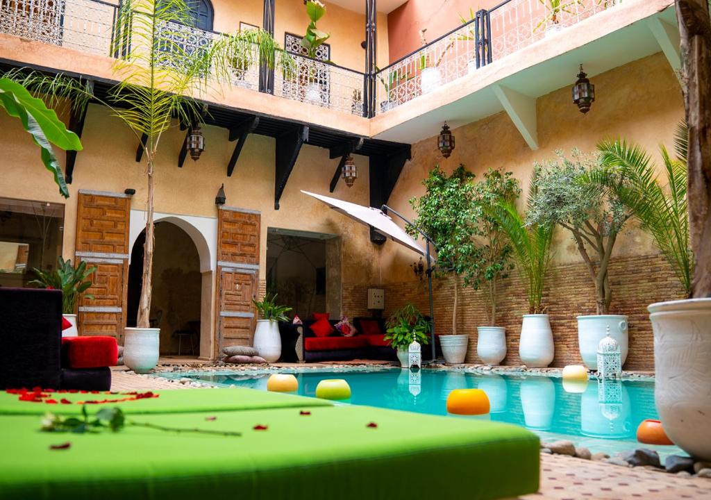马拉喀什罗曼斯庭院旅馆的一座带台球桌的建筑中央游泳池