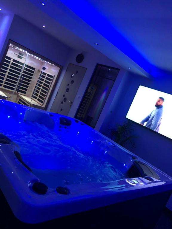 昆西Spalace的带电视的客房内的蓝色浴缸