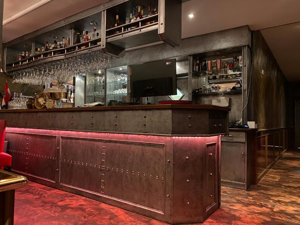 瓦尔德布勒尔Hotel Boxberg的餐厅的酒吧,红色柜台