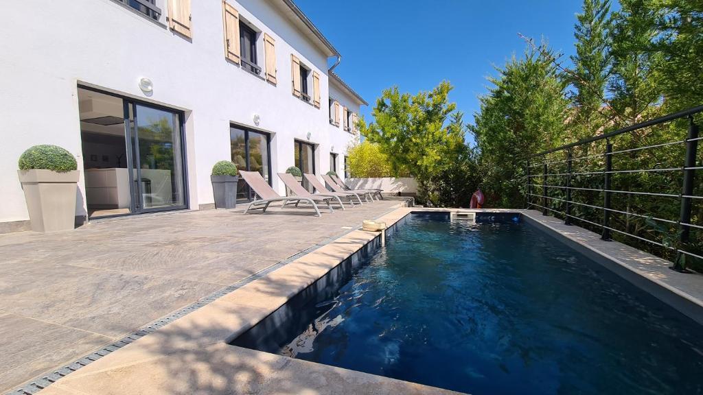 洛尔格Villa les Pierres d'Antan的一座房子后院的游泳池