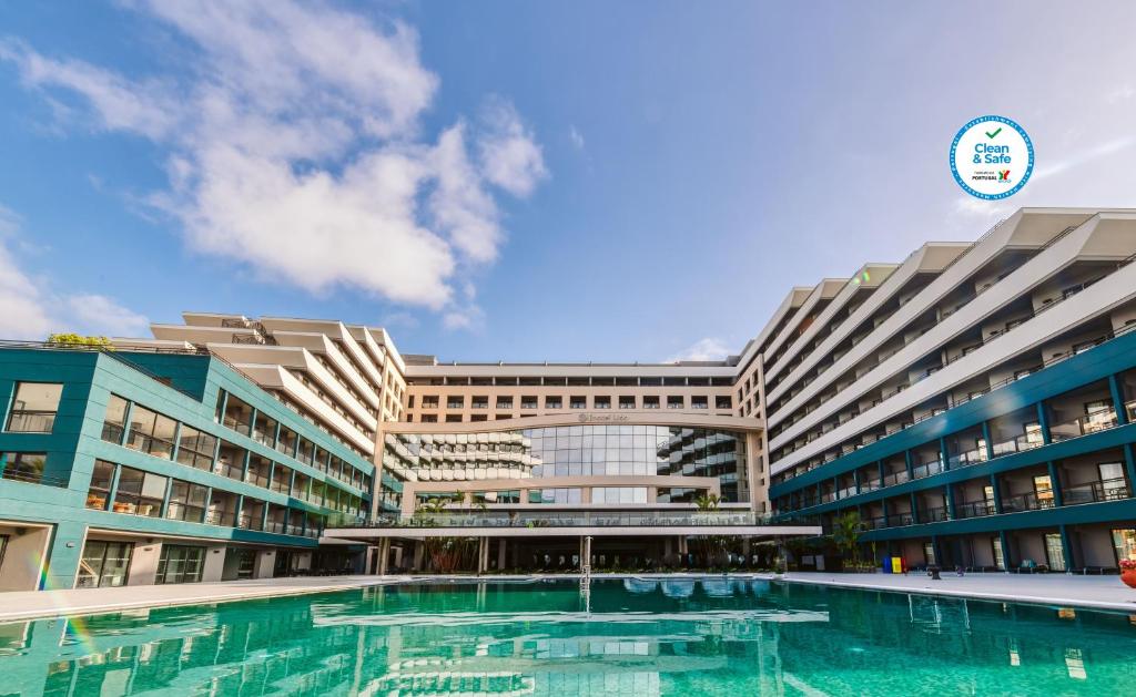 丰沙尔Enotel Lido - All Inclusive的大楼前的游泳池
