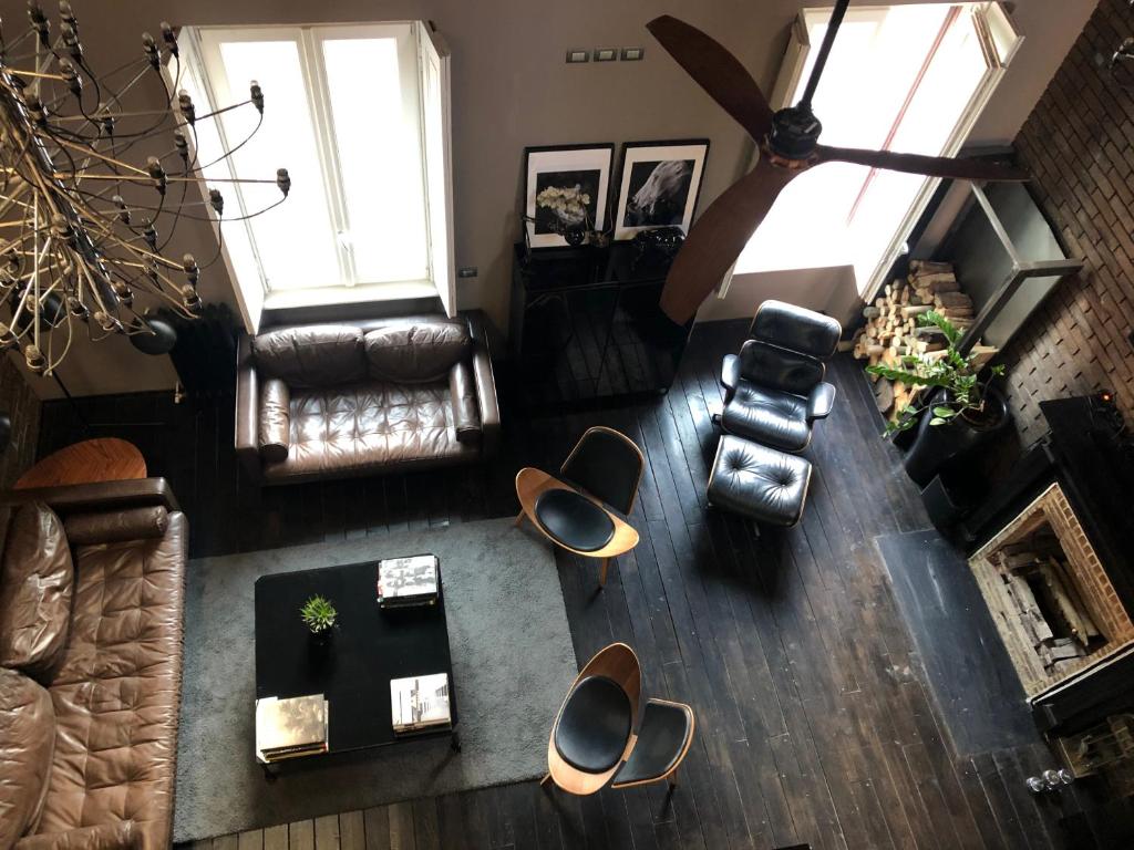 米兰LIPPI 42 Exclusive Luxury Apartment的客厅享有高空美景,配有家具