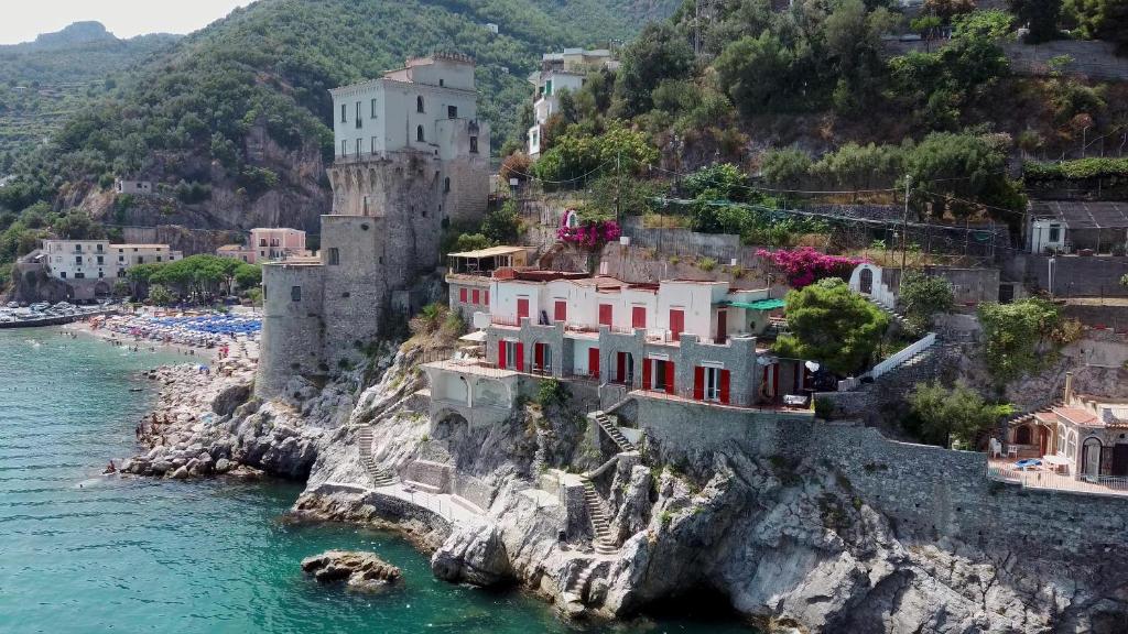切塔拉Villa Venere - Amalfi Coast的水边悬崖上的一群房子