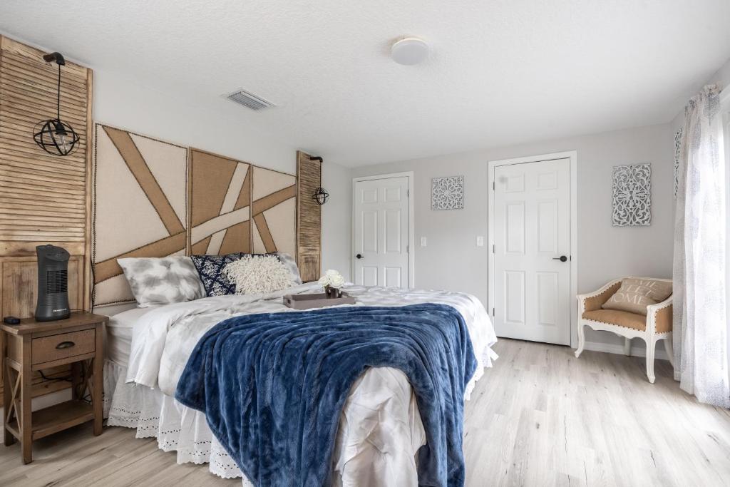 奥兰多Cozy Apartments in the Triplex House, Historic District of Orlando的一间卧室配有一张带蓝色毯子的大床
