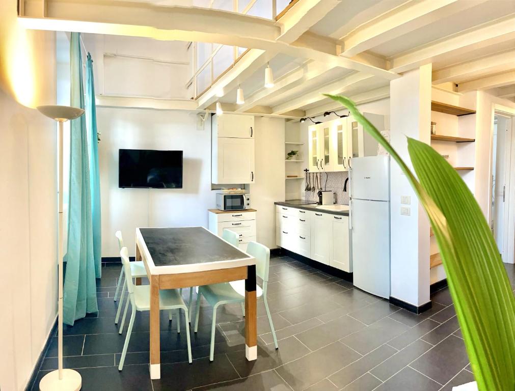 萨沃纳COZY LOFT MARINA VIEW的厨房配有桌椅和冰箱。