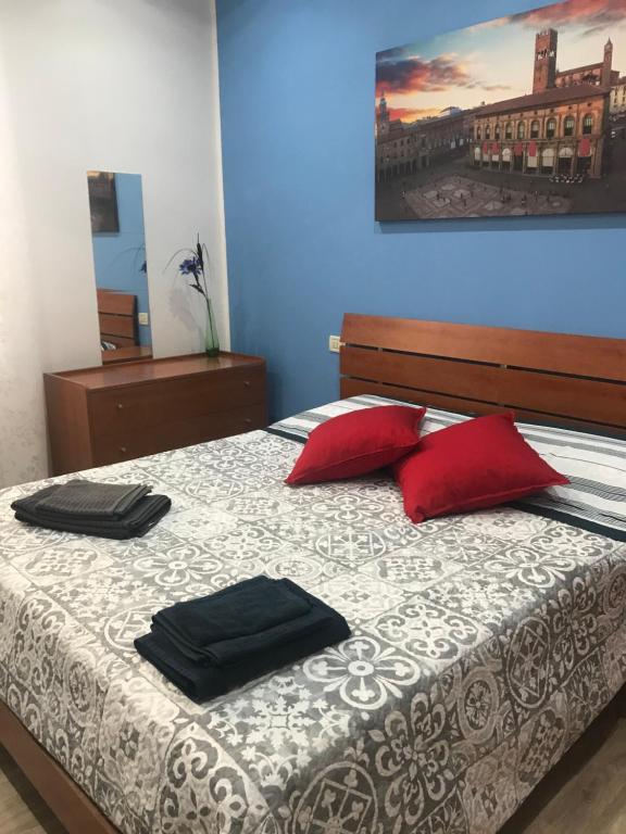 博洛尼亚ODA ROOMS BO - FIERA - CENTRO METEO EU - FICO EATALY的一间卧室配有一张带红色枕头的床