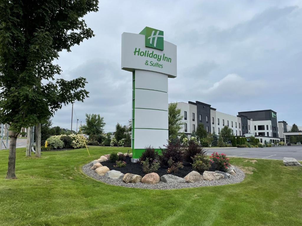 利物浦Holiday Inn & Suites Syracuse Airport - Liverpool, an IHG Hotel的胡斯顿旅馆和套房的标志