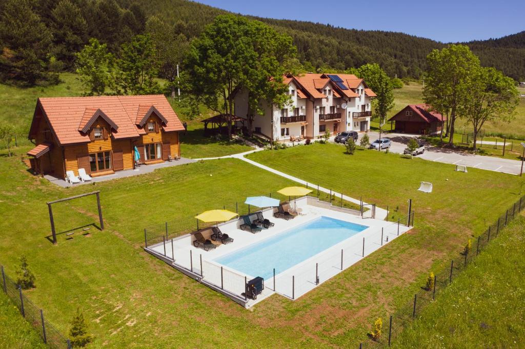 Donji Babin PotokGuest House Good Night的享有带游泳池的房屋的空中景致