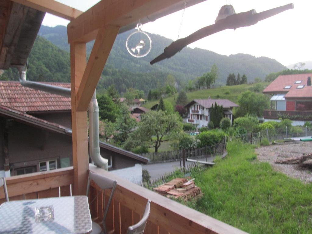 格施泰格维勒多纳茹丝提克小木屋酒店的房屋的阳台享有风景。