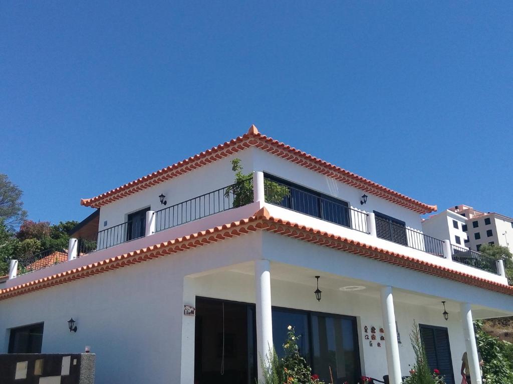 卡尼索Casa de Campo的白色的房子,上面设有阳台