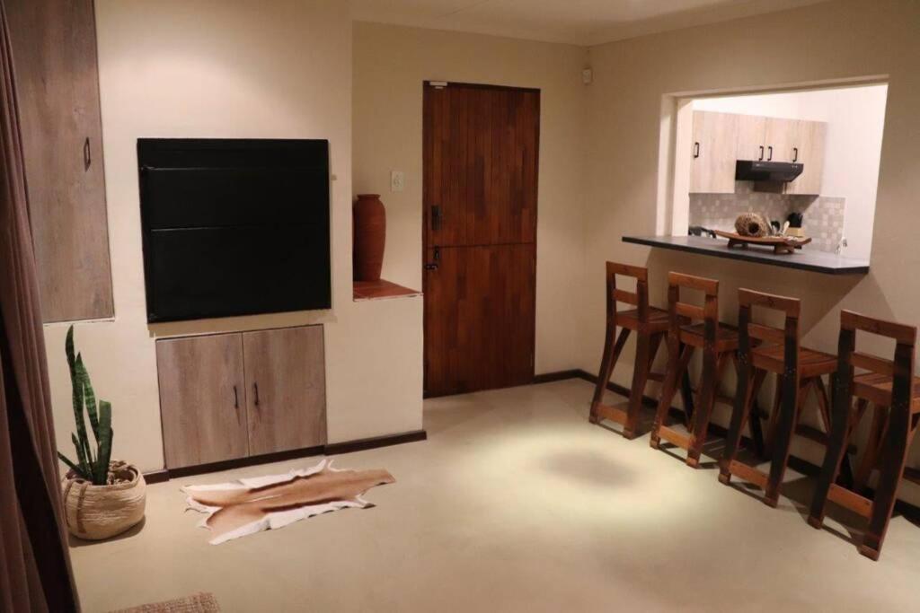 斯普林博克du Repos (Lovely & Relaxing 2-Bedroom Unit with Patio)的带平面电视的客厅和厨房。