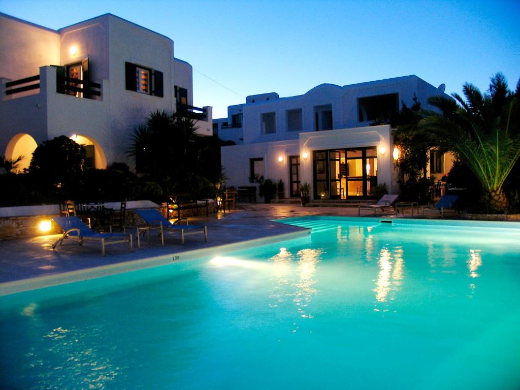 考弗尼西亚Keros Art Hotel的夜间在房子前面的游泳池