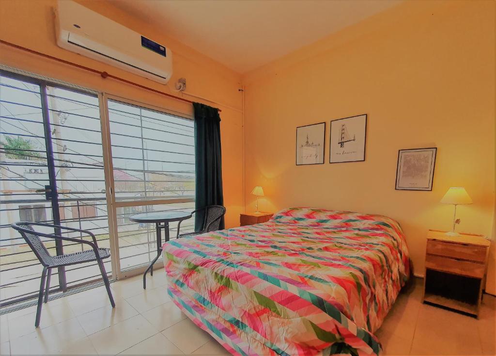 福尔摩沙B3 Apartments的一间卧室配有一张床、一张桌子和一个窗户。